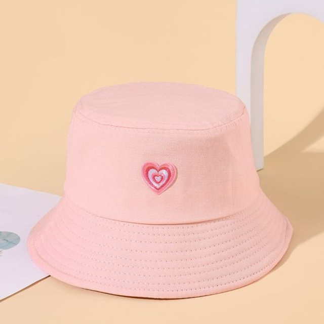 Предметное фото головных уборов - стиль и уют для любого сезона.