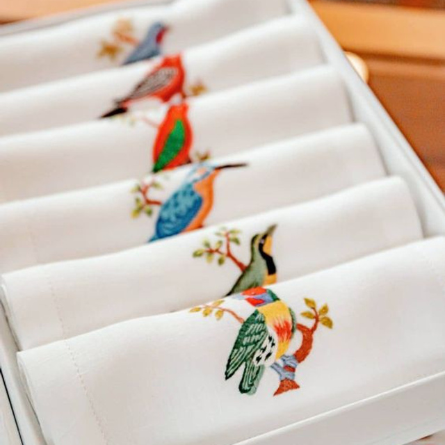 Предметное фото носков и платочков - элегантные детали для вашего образа.