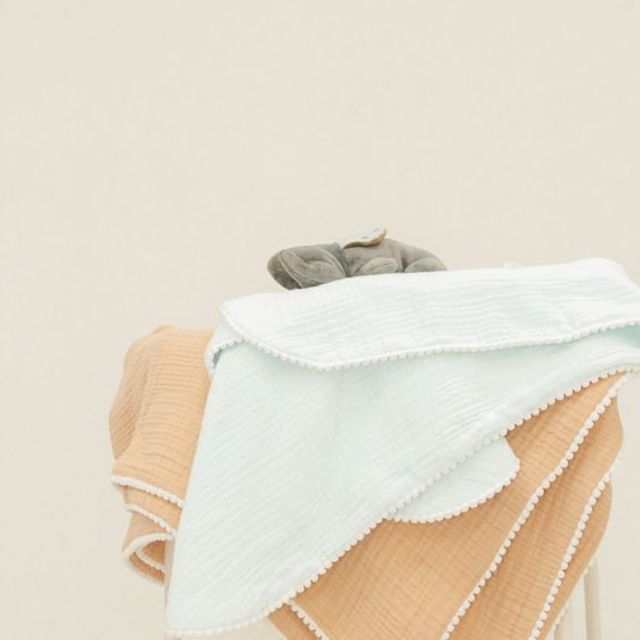 Эффектная съемка, создающая теплую и уютную атмосферу в спальне.