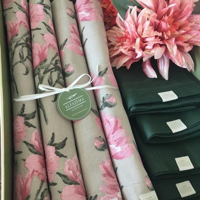 Предметное фото носков и платочков - уют и комфорт для ваших ног.