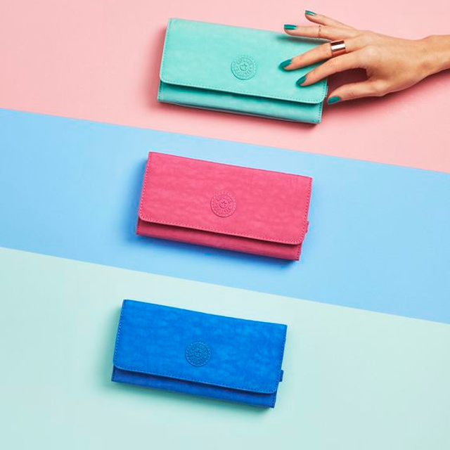 Предметное фото сумок - элегантные и функциональные аксессуары, созданные для вашего комфорта и удобства.