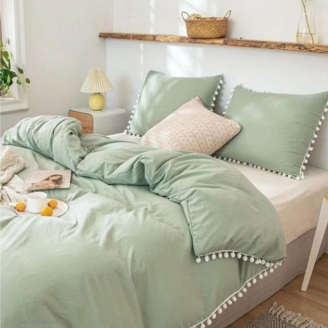 Креативная съемка, акцентирующая внимание на сочетании стилей и материалов.