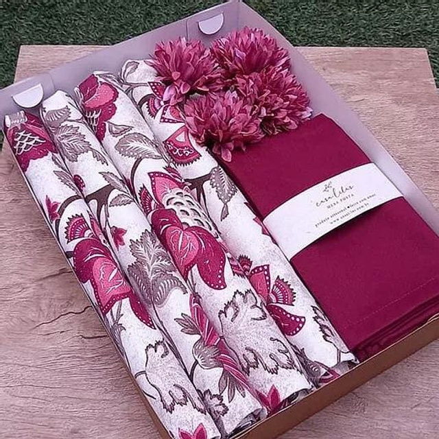 Предметное фото носков и платочков - элегантные акценты для вашего образа.