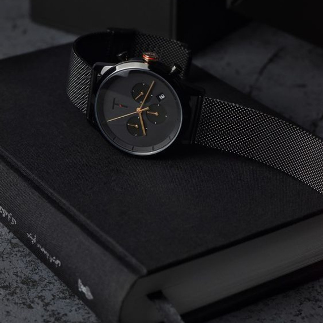 Предметное фото часов - знак качества и надежности.