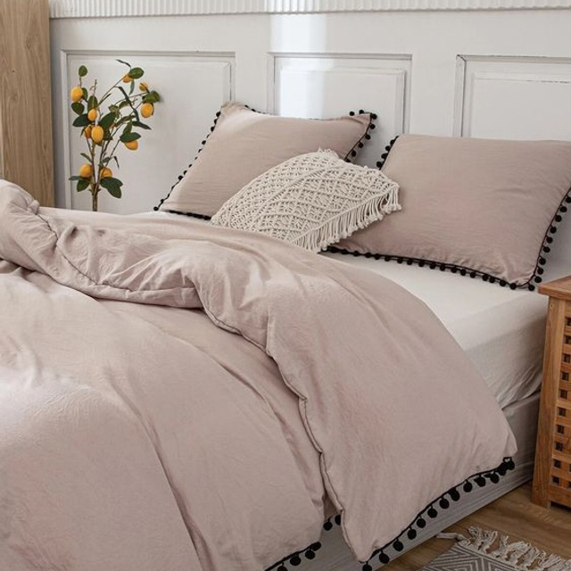 Профессиональная съемка постельного белья с акцентом на натуральные материалы и текстуры.