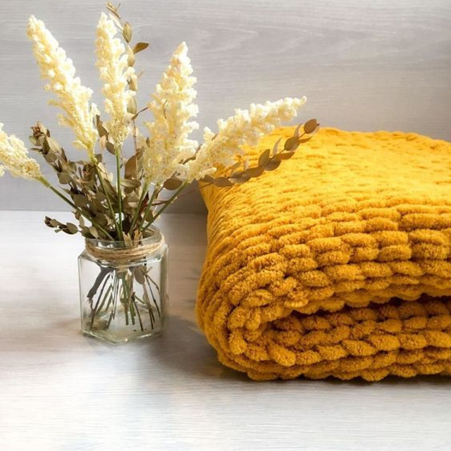 Креативная съемка с фокусом на оригинальные детали и качество тканей.