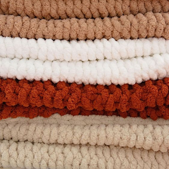 Профессиональная съемка, создающая визуально привлекательные композиции постельных комплектов.