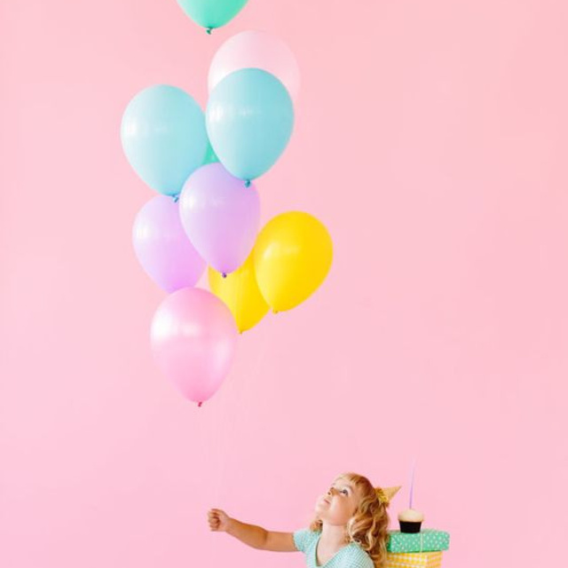 Предметное фото праздничных шаров - атмосфера праздника, зависящая в воздухе.