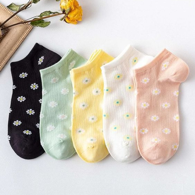 Предметное фото носков и платочков - элегантные детали для вашего образа.