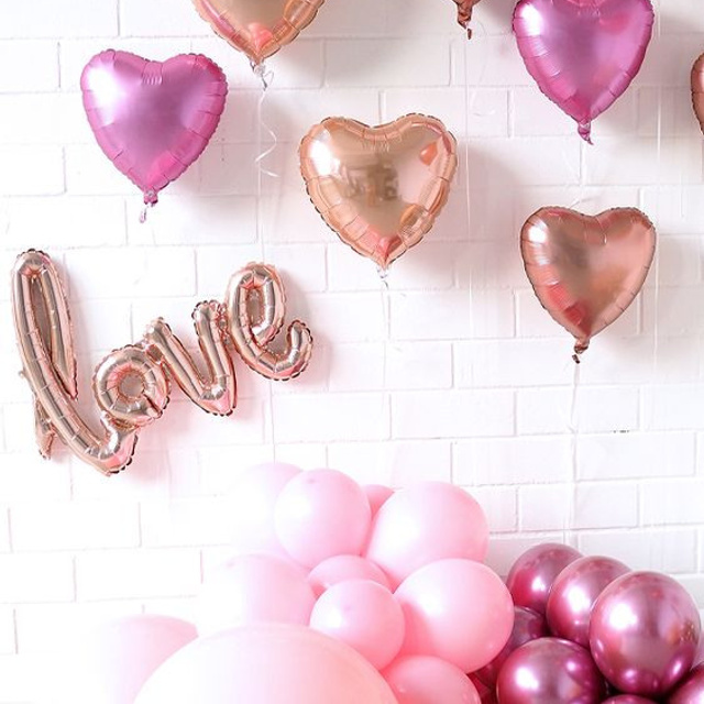 Предметное фото праздничных шаров - яркие краски праздничного веселья.