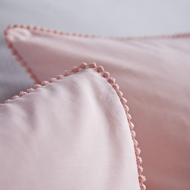 Съемка постельного белья, подчеркивающая внимание к деталям и качеству швов.