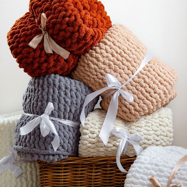 Эстетичная съемка для передачи мягкости и комфорта через текстильные детали.