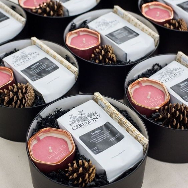 Предметное фото подарочных наборов - красивые и запоминающиеся подарки для ваших близких.