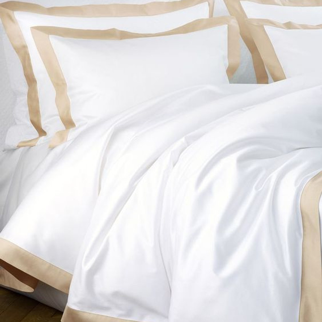 Съемка постельного белья с акцентом на практичность и легкость ухода.
