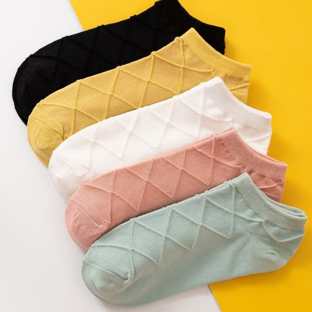 Предметное фото носков и платочков - уют и стиль для вашего гардероба.