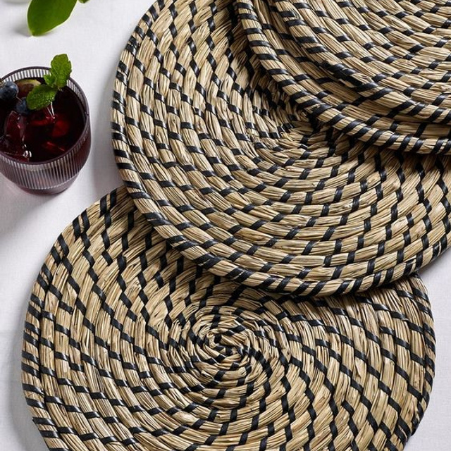 Предметное фото - привычные вещи, которые делают дом уютным и функциональным.