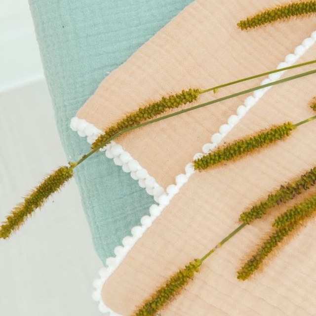 Профессиональная съемка для демонстрации разнообразия дизайнов и расцветок постельного белья.