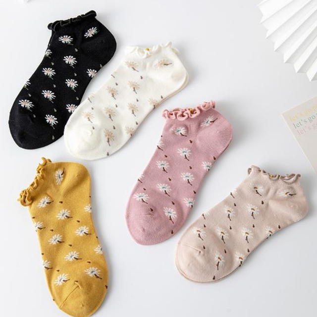 Предметное фото носков и платочков - уют и забота для ваших ног.