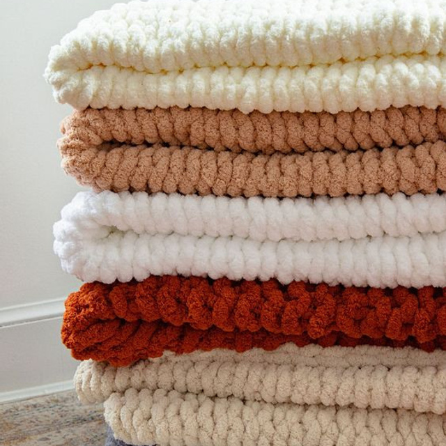 Съемка постельного белья, акцентирующая внимание на уникальном дизайне и отделке.