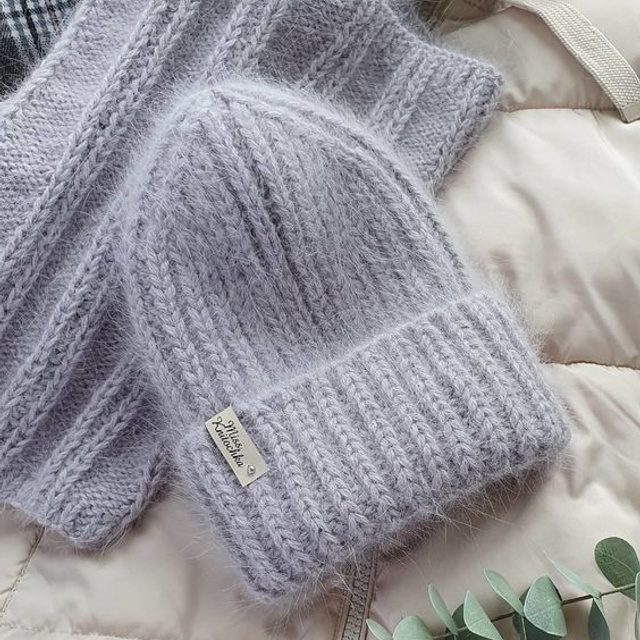 Предметное фото головных уборов - уютные и модные шапки для зимы.