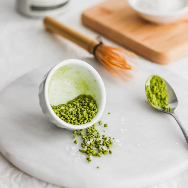 Предметное фото БАДов, витаминов и уходовой косметики - продукты, которые помогают вам быть на вершине.