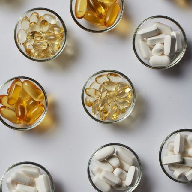 Предметное фото БАДов, витаминов и уходовой косметики - средства для комплексного ухода за вашим телом и кожей.