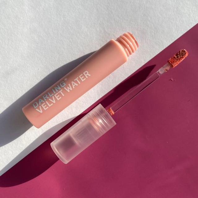 Предметное фото косметики - стильные и многофункциональные средства для макияжа и ухода за кожей.