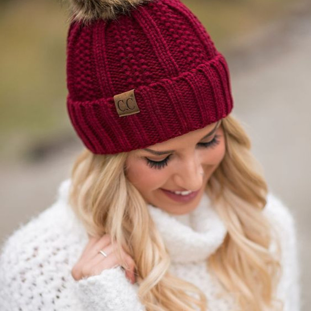 Предметное фото головных уборов - уют и стиль для прохладной погоды.