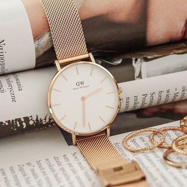 Предметное фото часов - символ успеха и достижений.