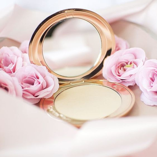 Предметное фото косметики - натуральные и безопасные компоненты для вашей кожи и окружающей среды.