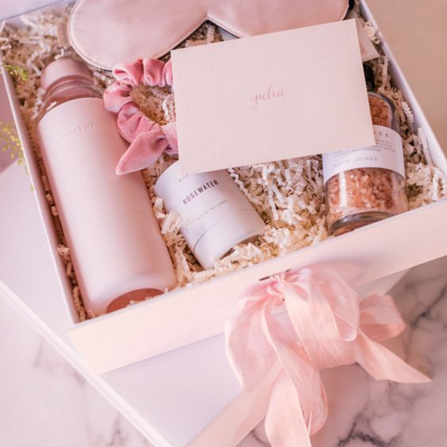 Предметное фото подарочных наборов - подарки, которые подчеркивают вашу заботу и внимание.