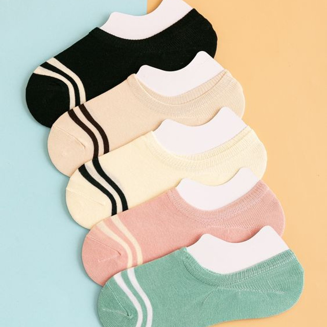 Предметное фото носков и платочков - комфорт и элегантность в каждой детали.