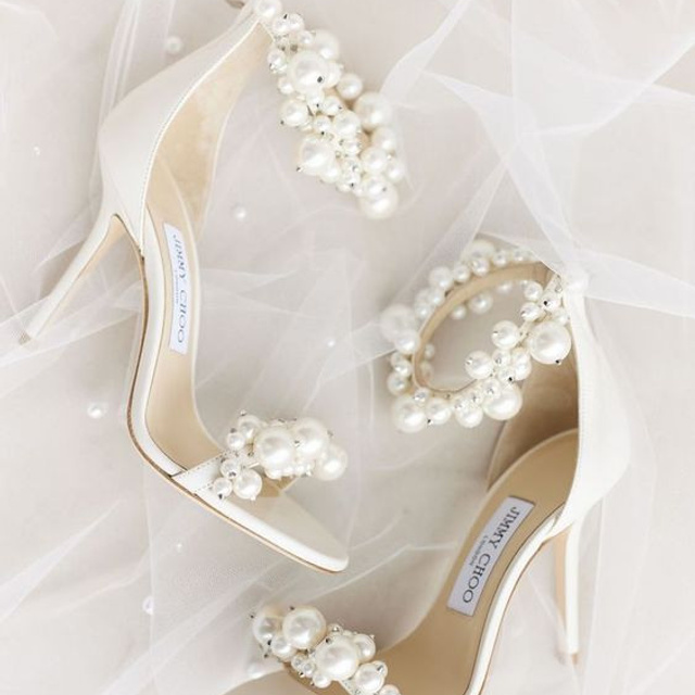 Предметное фото обуви - удобные и стильные пары для вашего активного образа жизни.