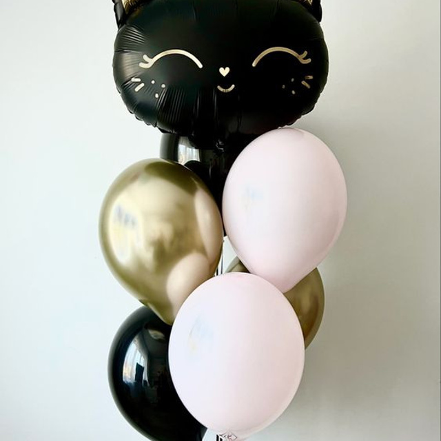 Предметное фото праздничных шаров - пузырьки счастья, летающие в воздухе.