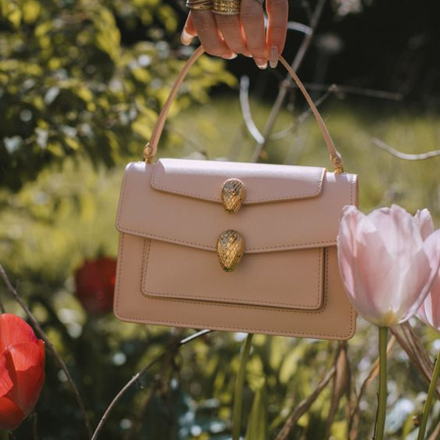 Предметное фото сумок - стильные и практичные аксессуары для вашего повседневного использования.