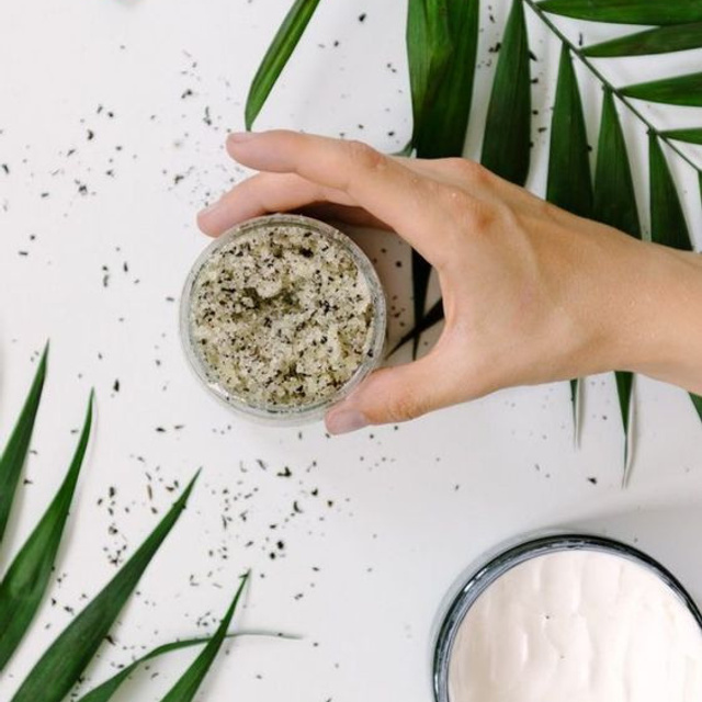 Предметное фото БАДов, витаминов и уходовой косметики - ваша ежедневная порция заботы о себе.