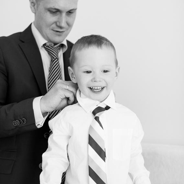 Семейная съемка в домашней фотостудии, папа с маленьким сыном смеются и весело проводят время - ощущение счастья, кайфа, драйва, веселья 