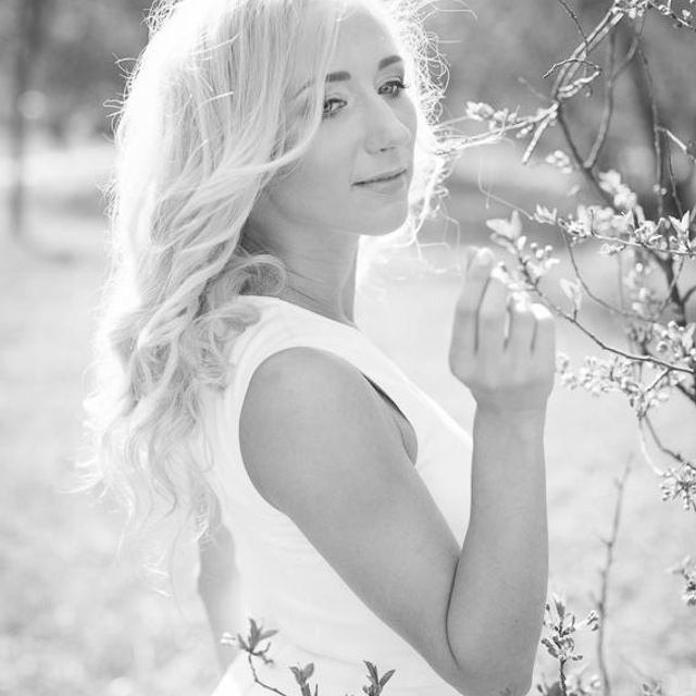 Фотосессия девушки в Ботаническом саду Санкт-Петербурга во время цветения сакуры