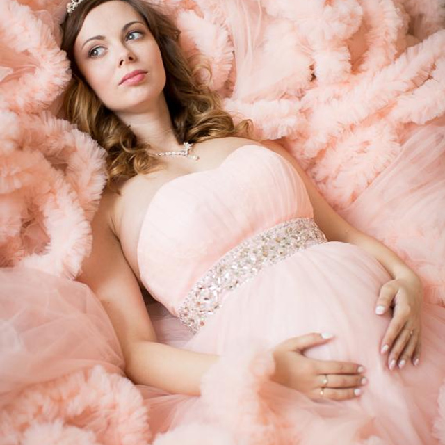 Фотосъемка прекрасной беременной  девушки в короне и платье-облаке в студии Мимика