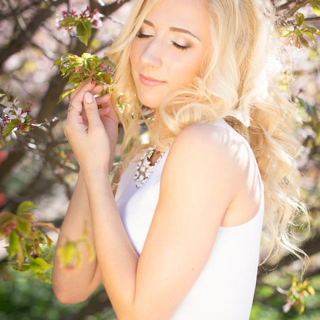 Фотосессия для девушки блондинки на фоне цветущей сакуры в ботаническом  саду в Санкт-Петербурге в ярком теплом солнечном закатном солнечном свете