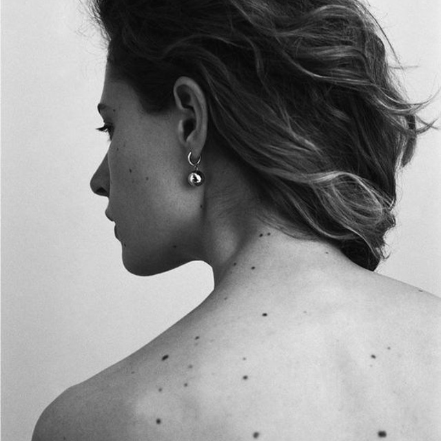 Чувственно, для девушки в студии