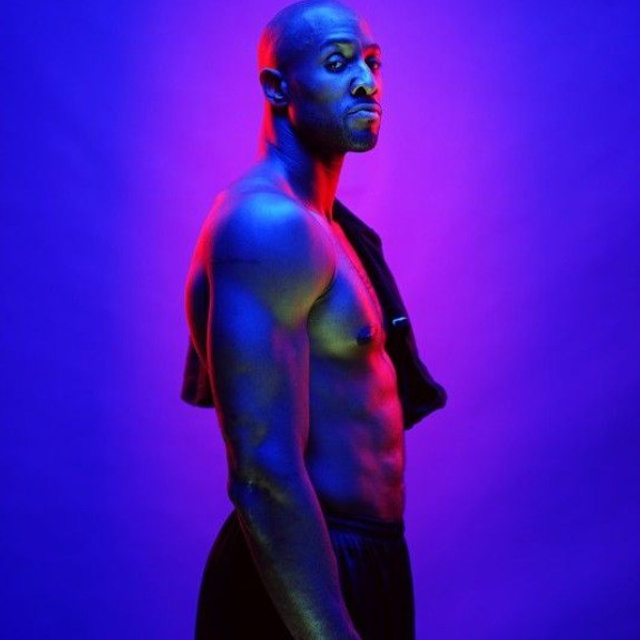 Мужской портрет с цветным светом