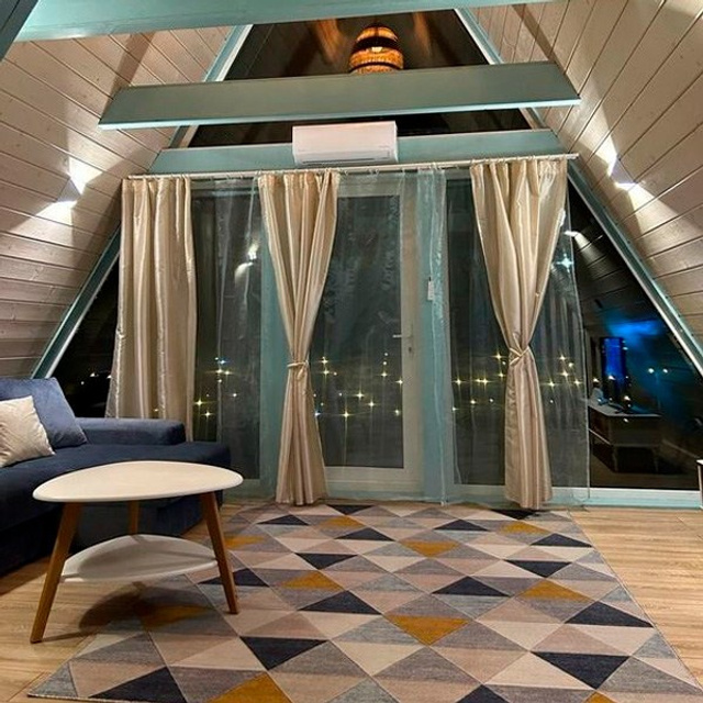 Дом-шалаш на берегу озера в Ильинском — смотреть в каталоге