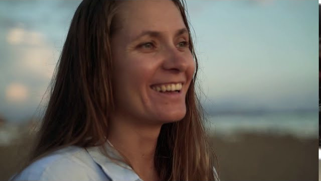 Видео портрет на пляже на закате. Видеограф Осинина Татьяна — видеосъемка в Москве