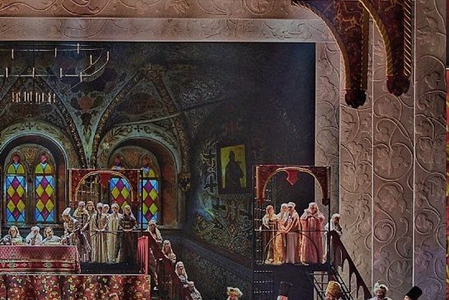 Объемная и прорезная аппликация на театральных декорациях. История занавеса. Превращаем идею в технологию