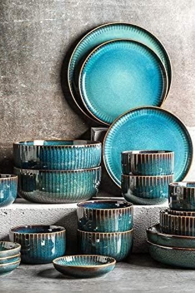 Идея для набора синей посуды с узором в морской тематике.