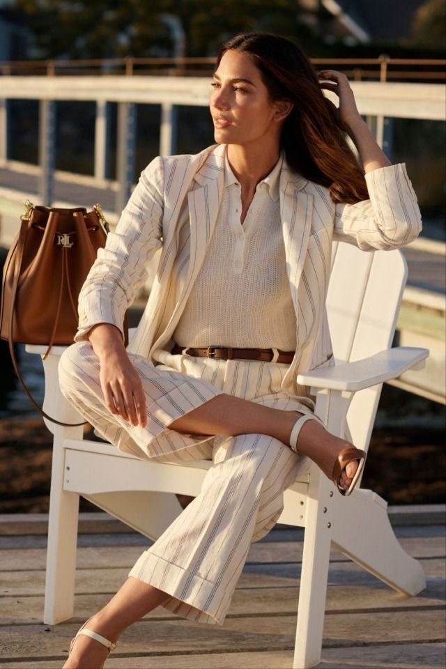 Референс для женского образа с классической рубашкой