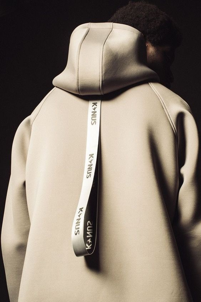 Референс для наряда с толстовкой и джинсами