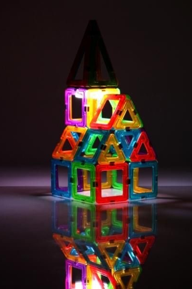 Детские игрушки с элементами конструктора для создания собственных проектов.