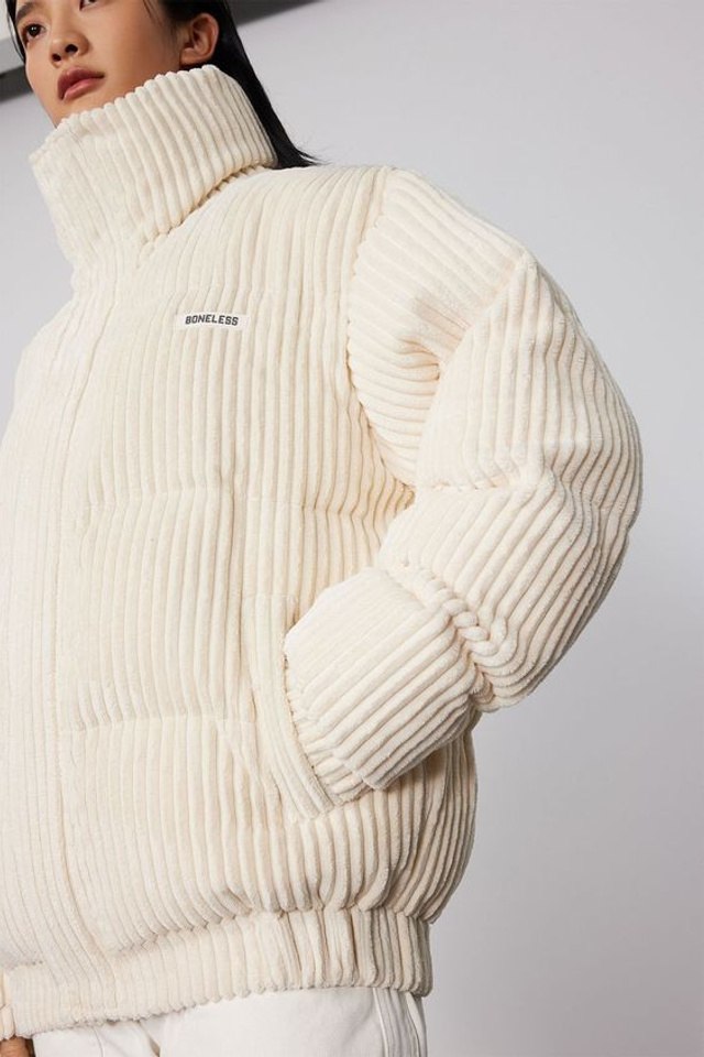 Съемка курток для визуализации их практичности и функциональности